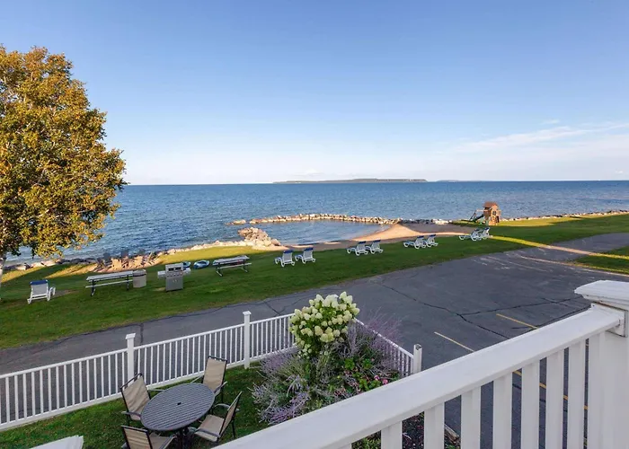 Baymont By Wyndham St. Ignace Lakefront